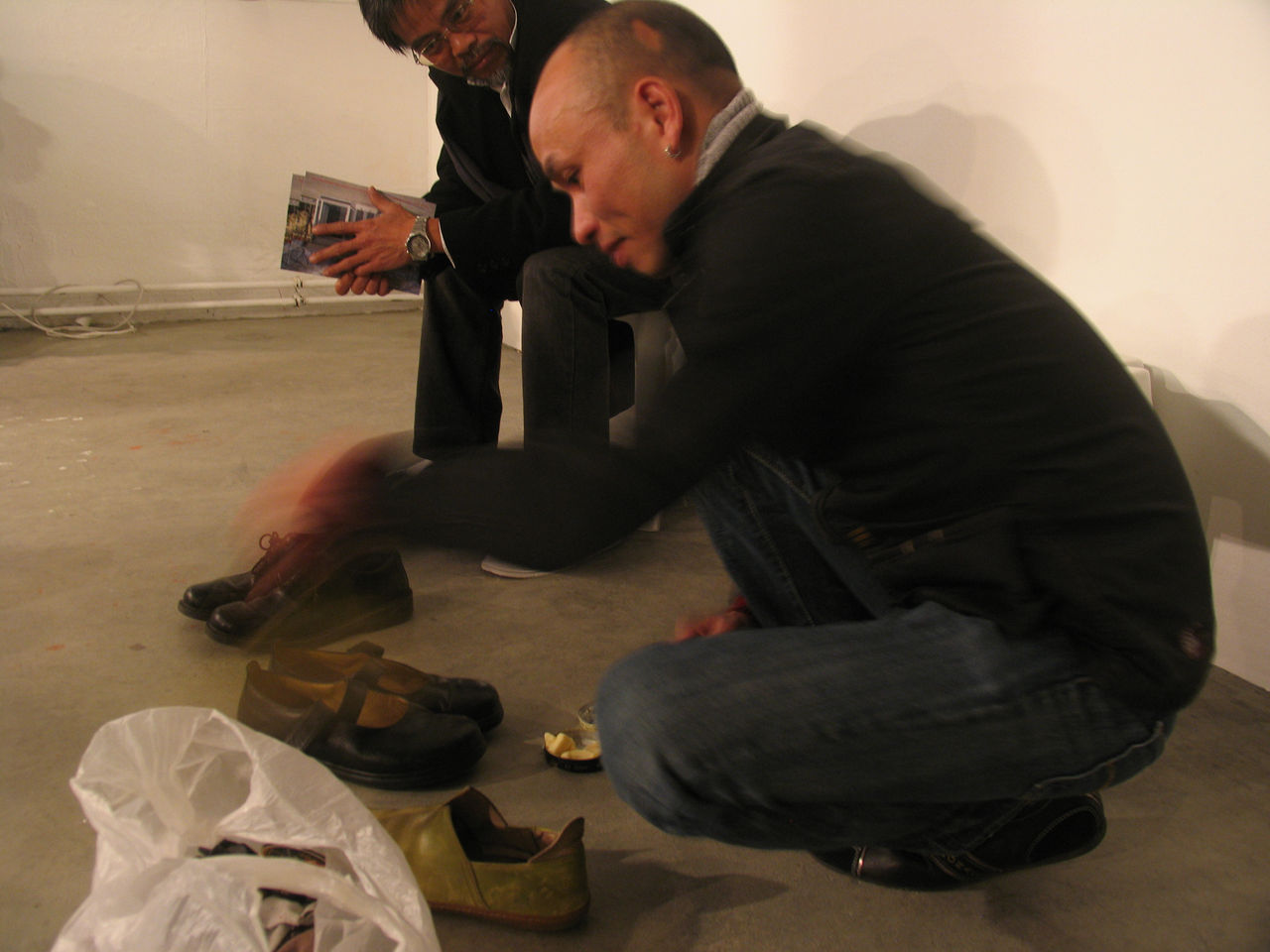 Photographic documentation of RYLLEGA Berlin (Performance by Truong Tan, 16 September 2008)